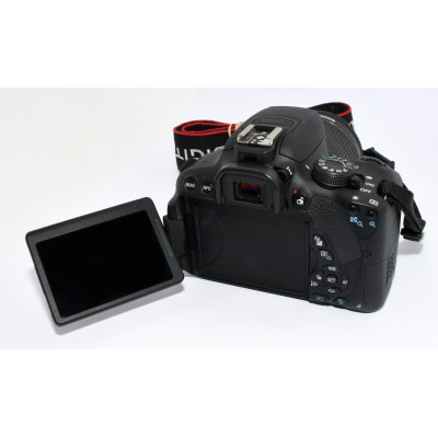 CÁMARA REFLEX CANON EOS 700D + 18-55MM F: 3.5-5.6 IS STM