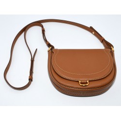 BOLSO CAROLINA HERRERA INSIGNIA CHARRO CROSSBODY CAMEL