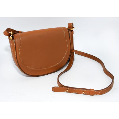BOLSO CAROLINA HERRERA INSIGNIA CHARRO CROSSBODY CAMEL