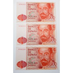 TRES BILLETES CONSECUTIVOS 2000 PESETAS 1980 SERIEN N - BILLETE INTERMEDIO CON ERROR DE IMPRESIÓN