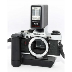 CAMARA OLYMPUS OM-10 CON GRIP Y FLASH