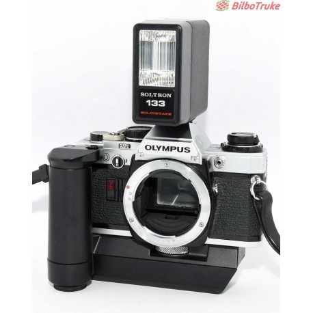 CAMARA OLYMPUS OM-10 CON GRIP Y FLASH