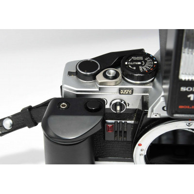 CAMARA OLYMPUS OM-10 CON GRIP Y FLASH