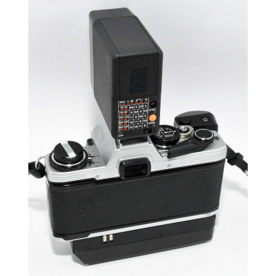 CAMARA OLYMPUS OM-10 CON GRIP Y FLASH