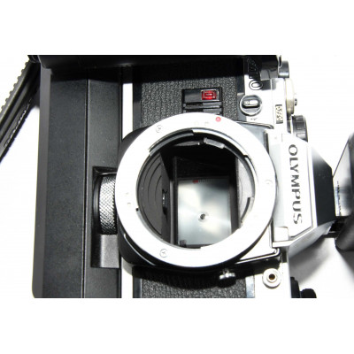 CAMARA OLYMPUS OM-10 CON GRIP Y FLASH