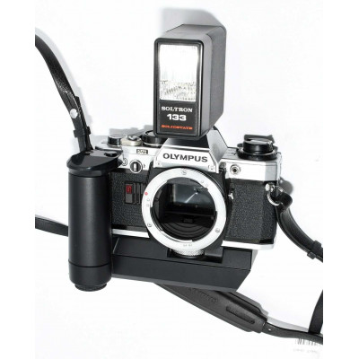 CAMARA OLYMPUS OM-10 CON GRIP Y FLASH