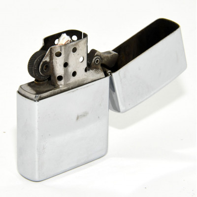 MECHERO ZIPPO CON FUNDA