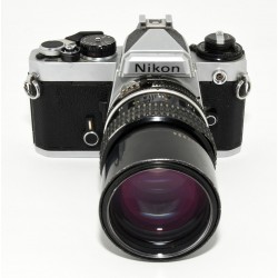 CAMARA ANALOGICA NIKON FE + 135MM F:2.8