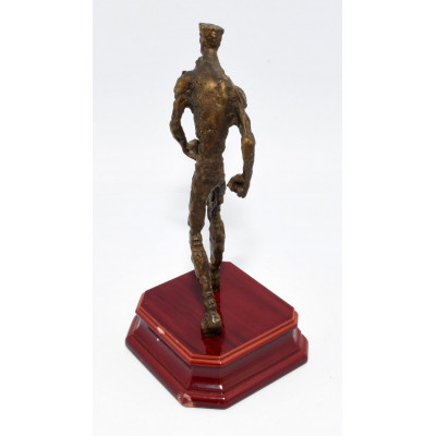 REPRODUCCIÓN DE LA ESCULTURA EL CAMINANTE DE JUANJO EGUIZABAL