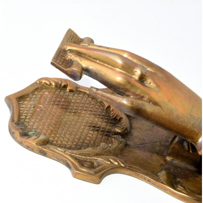 GOLPEADOR DE PUERTA MANO BRONCE