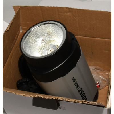 PACK Y FOCO FOTOGRAFIA NEEWER 250