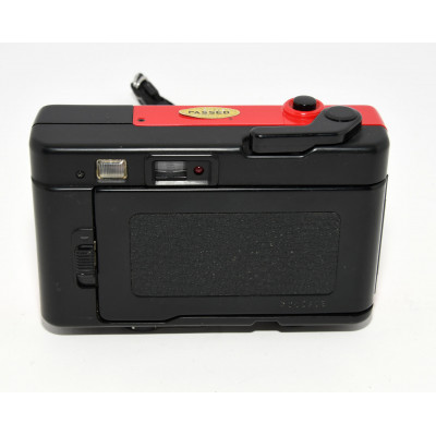 CAMARA ANALOGICA COMPACTA KONIKA POP HEXANON 35MM F4 ROJA