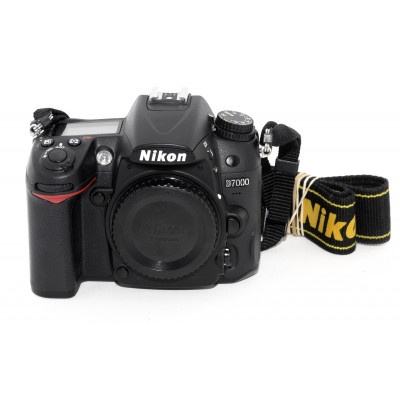 CÁMARA REFLEX NIKON D7000 (12896 DISPAROS)