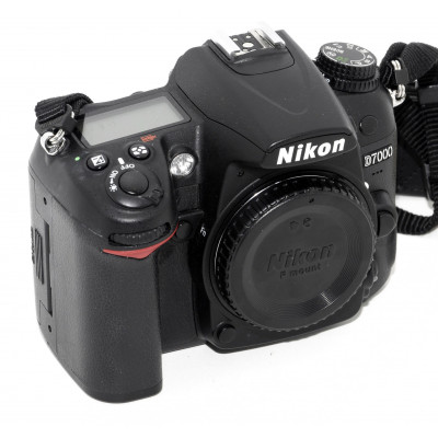 CÁMARA REFLEX NIKON D7000 (12896 DISPAROS)