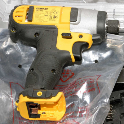 TALADRO Y ATORNILLADOR DEWALT DCK211D2T