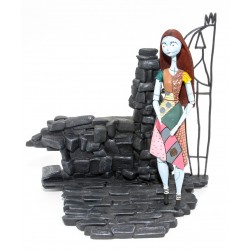 FIGURA SALLY JUNTO AL MURO