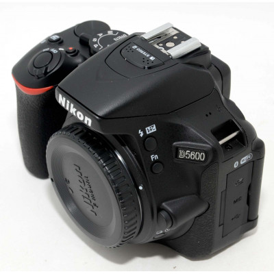 KIT CÁMARA RÉFLEX DIGITAL NIKON D5600 + NIKON 18-55MM VR