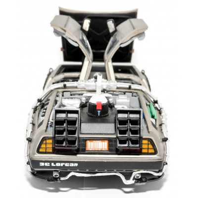 COCHE A ESCALA DMC DELOREAN 1/18 REGRESO AL FUTURO