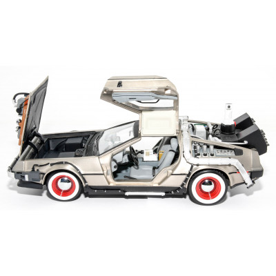 COCHE A ESCALA DMC DELOREAN 1/18 REGRESO AL FUTURO