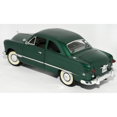 COCHE A ESCALA FORD 1949 1:18 SOLIDO