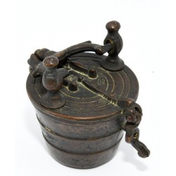 PONDERAL DE BRONCE CON VASOS ANIDADOS
