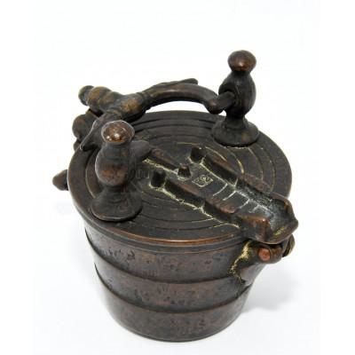 PONDERAL DE BRONCE CON VASOS ANIDADOS