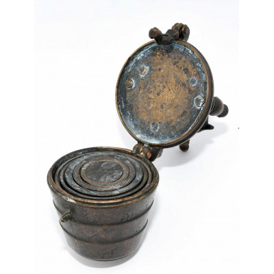 PONDERAL DE BRONCE CON VASOS ANIDADOS