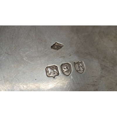 DOS BANDEJAS INGLESAS DE PLATA DE LEY (MÁS DE UN KIL0)