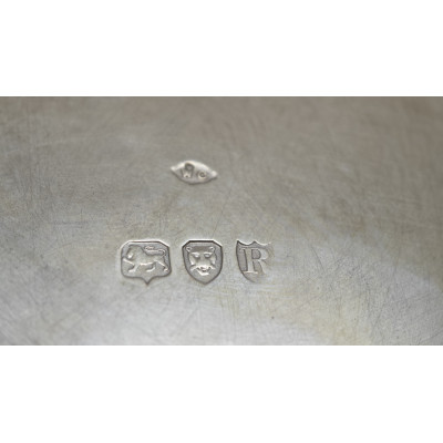 DOS BANDEJAS INGLESAS DE PLATA DE LEY (MÁS DE UN KIL0)