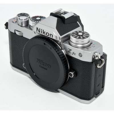 CÁMARA MIRRORLESS NIKON Z FC + 28MM F:2.8 KIT