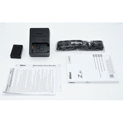 CÁMARA MIRRORLESS NIKON Z FC + 28MM F:2.8 KIT
